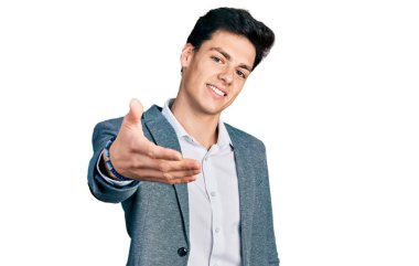 İş kıyafetleri giymiş, neşeli gülümseyen genç bir İspanyol yardım eli uzatıyor ve kabul ediyor.. 