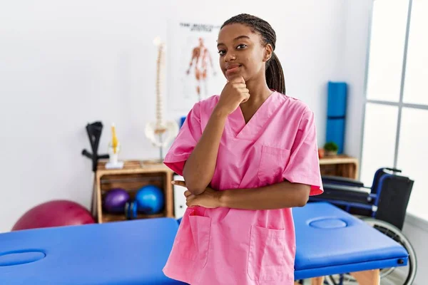 Молодая Африканская Американка Работающая Клинике Восстановлению Боли Уверенно Смотрит Камеру — стоковое фото