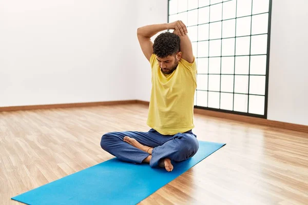 Junger Arabischer Sportler Konzentriert Sich Auf Stretching Sportzentrum — Stockfoto