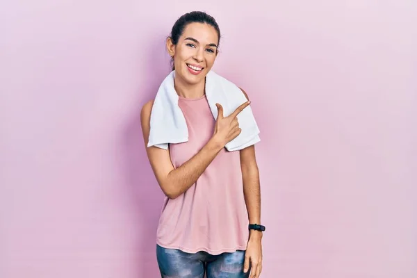 Jonge Brunette Vrouw Draagt Sportkleding Handdoek Vrolijk Met Een Glimlach — Stockfoto