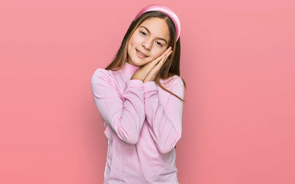 아름다운 갈색의 소녀가 터틀넥 스웨터를 웃으면서 손으로 포즈를 취한다 — 스톡 사진