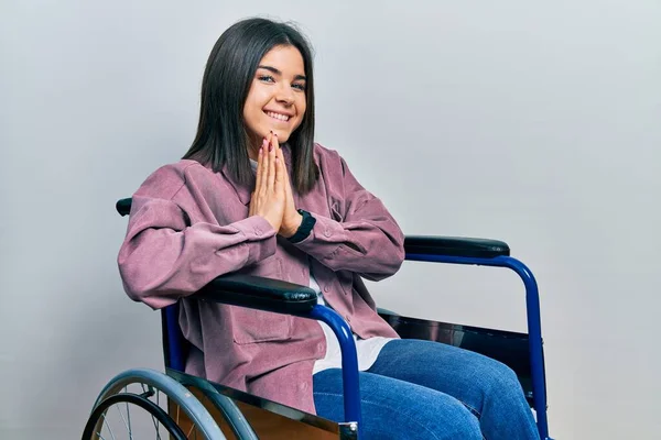 Junge Brünette Frau Sitzt Rollstuhl Und Betet Mit Den Händen — Stockfoto