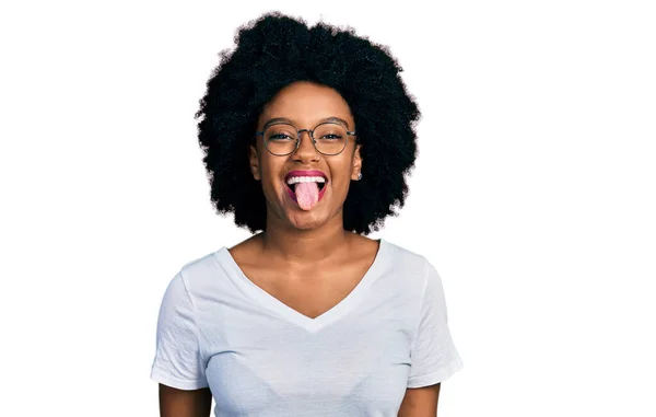 Jovem Afro Americana Vestindo Casual Shirt Branca Colando Língua Feliz — Fotografia de Stock