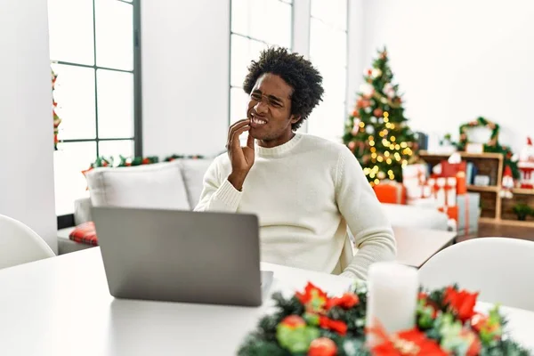 Hombre Afroamericano Joven Usando Portátil Sentado Mesa Por Árbol Navidad — Foto de Stock