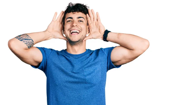 Jonge Spaanse Man Met Casual Shirt Lachend Vrolijk Kiekeboe Spelend — Stockfoto