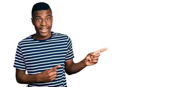 Junger Afrikanisch Amerikanischer Mann Zeigt Mit Den Fingern Zur Seite — Stockfoto