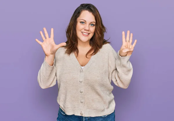 Junge Size Frau Lässiger Kleidung Zeigt Mit Finger Nummer Neun — Stockfoto