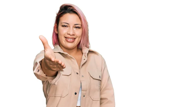 Hispanic Kvinna Med Rosa Hår Bär Casual Kläder Ler Vänlig — Stockfoto