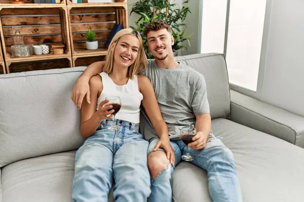 Jovem Casal Caucasiano Sorrindo Brinde Feliz Com Vinho Tinto Casa — Fotografia de Stock