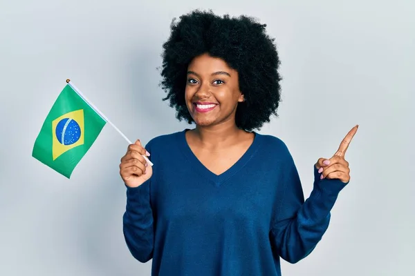 Joven Mujer Afroamericana Sosteniendo Bandera Brasileña Sonriendo Feliz Señalando Con — Foto de Stock