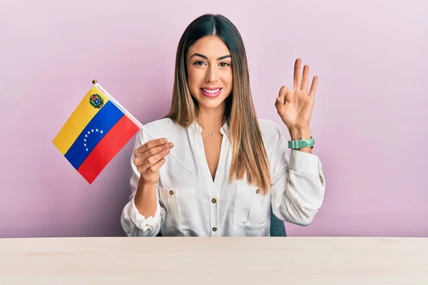 Mladá Hispánka Drží Venezuelskou Vlajku Sedí Stole Prsty Dělá Pořádku — Stock fotografie