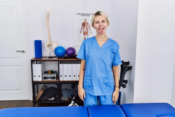 Ung Sjukgymnast Kvinna Som Arbetar Smärta Återhämtning Klinik Sticker Tungan — Stockfoto