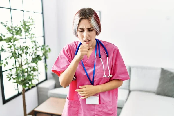 Mujer Hermosa Joven Con Uniforme Médico Estetoscopio Sensación Malestar Tos —  Fotos de Stock