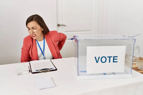 Vacker Medelålders Latinamerikansk Kvinna Vid Politiska Val Sitter Med Röstsedel — Stockfoto