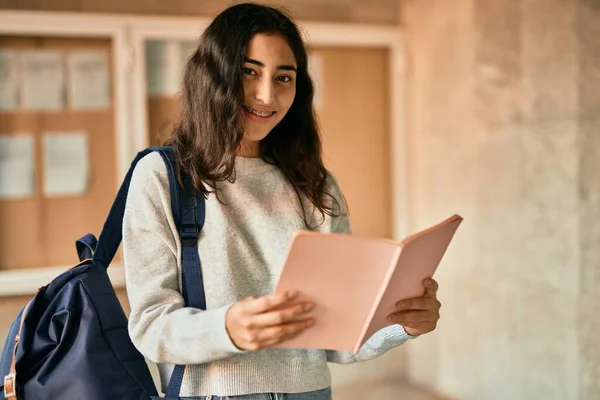 Giovane Studentessa Del Medio Oriente Sorridente Libro Lettura Felice Città — Foto Stock