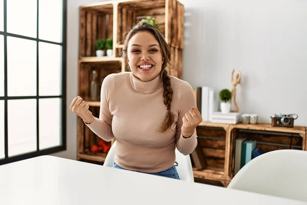 Menina Hispânica Jovem Vestindo Roupas Casuais Sentado Mesa Casa Gritando — Fotografia de Stock