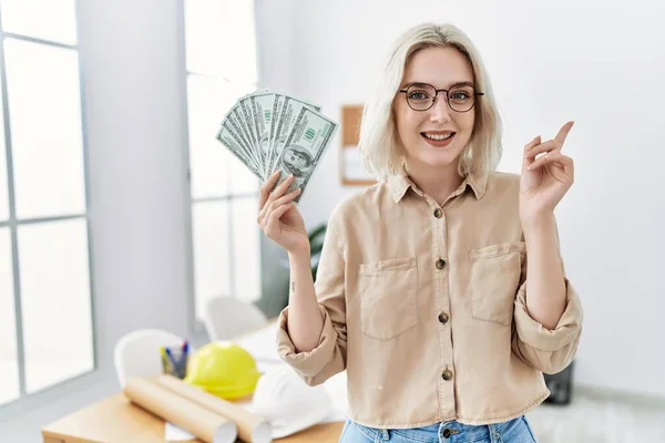 Ung Vacker Kaukasisk Kvinna Byggkontoret Håller Pengar Ler Glad Pekar — Stockfoto