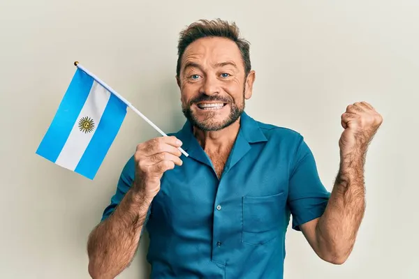 Medelålders Man Håller Argentina Flagga Skriker Stolt Firar Seger Och — Stockfoto