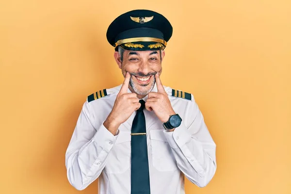 Yakışıklı Orta Yaşlı Gri Saçlı Uçak Pilotu Üniforması Giyen Ağzı — Stok fotoğraf