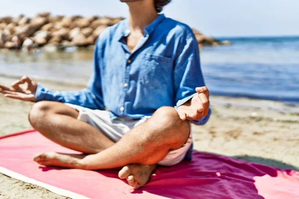 Joven Hispano Relajado Haciendo Yoga Sentado Arena Playa — Foto de Stock