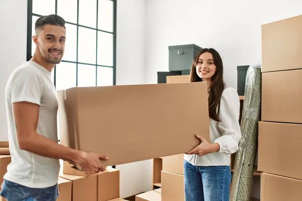 Junges Hispanisches Paar Lächelt Glücklich Und Hält Pappkartons Neuen Zuhause — Stockfoto