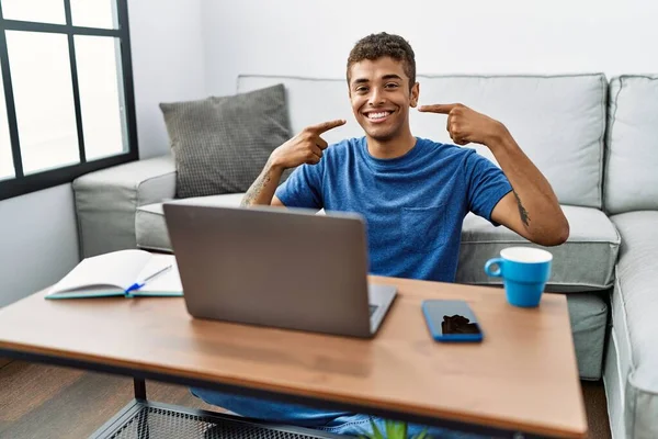 Junge Gut Aussehende Hispanische Mann Mit Laptop Sitzt Auf Dem — Stockfoto