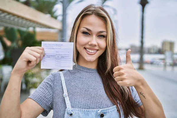 Joven Mujer Caucásica Sosteniendo Tarjeta Registro Covid Sonriendo Feliz Positivo — Foto de Stock