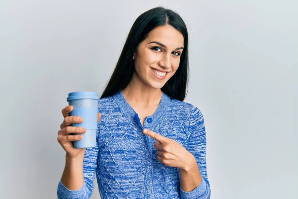 Young Hispanic Woman Holding Take Away Coffee Smiling Happy Pointing — ストック写真