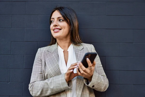 Ung Latinamerikansk Affärskvinna Ler Glad Med Smartphone Stan — Stockfoto