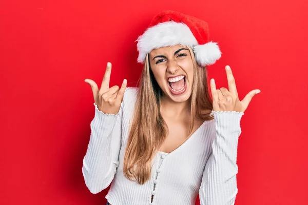 Mulher Hispânica Bonita Vestindo Chapéu Natal Gritando Com Expressão Louca — Fotografia de Stock