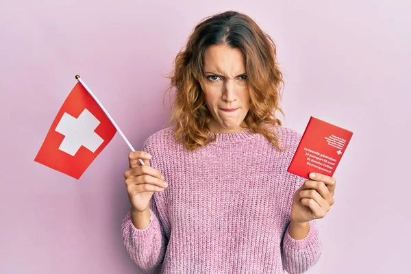 Giovane Donna Caucasica Con Bandiera Svizzera Passaporto Scettico Nervoso Accigliato — Foto Stock