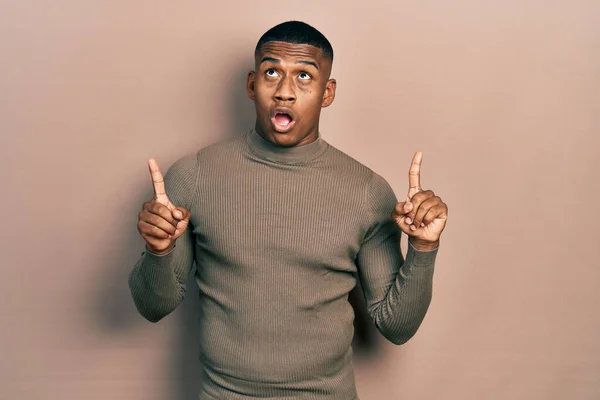 Young Black Man Wearing Casual Turtleneck Sweater Amazed Surprised Looking — Stock Photo, Image