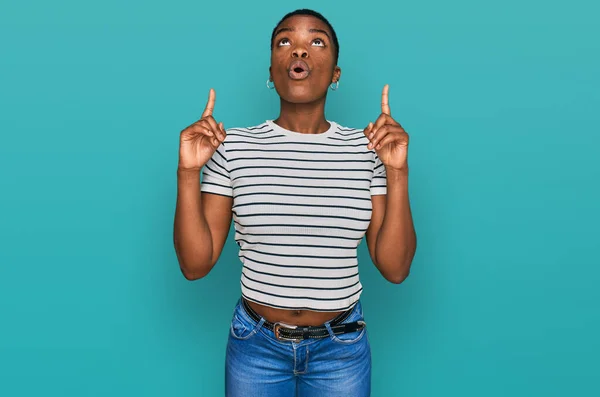 Jovem Afro Americana Vestindo Roupas Casuais Surpreso Surpreso Olhando Para — Fotografia de Stock