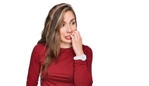Mujer Rubia Joven Que Usa Ropa Casual Que Estresada Nerviosa — Foto de Stock