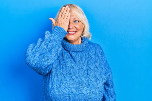 Blonde Frau Mittleren Alters Lässiger Kleidung Die Ein Auge Mit — Stockfoto