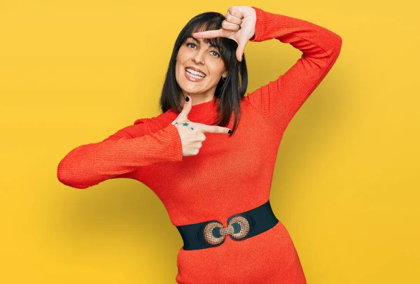 Young Hispanic Woman Wearing Casual Clothes Smiling Making Frame Hands — Stock Photo, Image