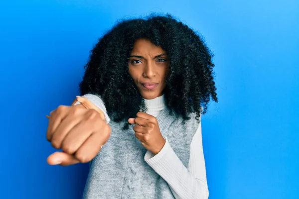 Afrikansk Amerikansk Kvinna Med Afro Hår Bär Casual Vinter Tröja — Stockfoto