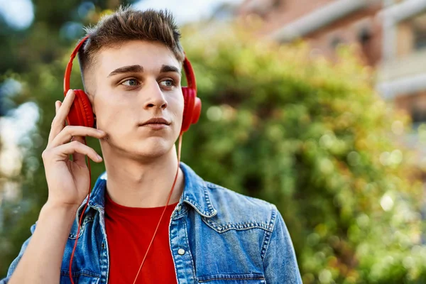 Jonge Blanke Man Draagt Koptelefoon Luistert Naar Muziek Stad — Stockfoto