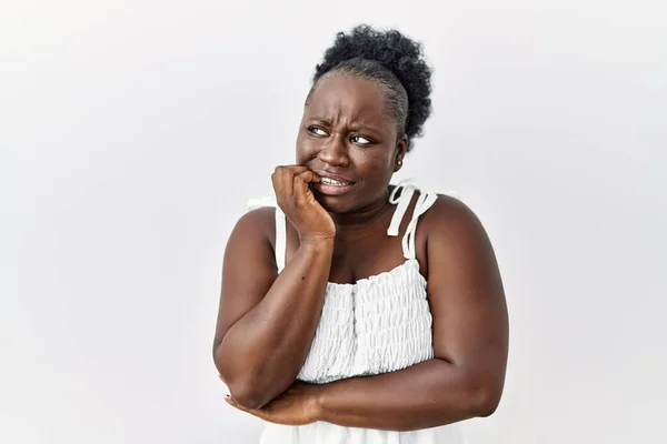 Молодая Африканская Женщина Стоящая Белом Изолированном Фоне Выглядящая Напряженной Нервной — стоковое фото
