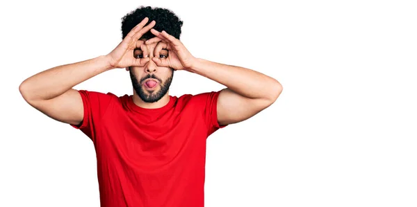 Jeune Homme Arabe Barbu Portant Shirt Rouge Décontracté Faisant Geste — Photo