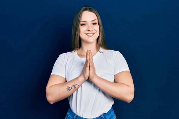 Joven Chica Hispana Vistiendo Camiseta Blanca Casual Rezando Con Las — Foto de Stock