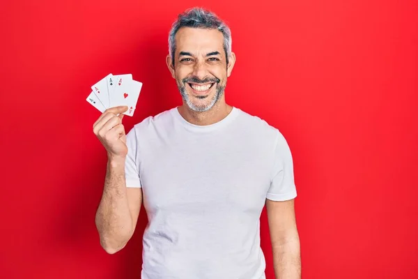 Gri Saçlı Elinde Poker Kartları Olan Yakışıklı Orta Yaşlı Bir — Stok fotoğraf