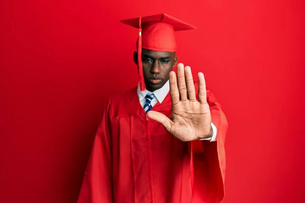 Junger Afrikanisch Amerikanischer Mann Mit Diplommütze Und Zeremoniengewand Der Mit — Stockfoto