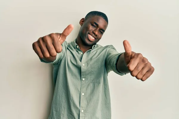 Junger Afrikanisch Amerikanischer Mann Lässiger Kleidung Der Zustimmend Positive Gesten — Stockfoto