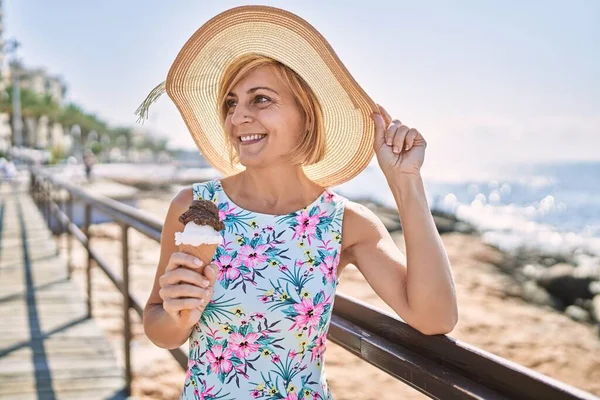 Moyen Age Belle Femme Portant Chapeau Tenant Crème Glacée Par — Photo