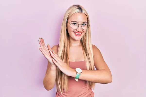 Menina Loira Jovem Vestindo Roupas Casuais Batendo Palmas Aplaudindo Feliz — Fotografia de Stock