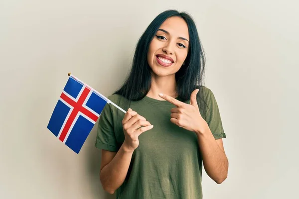 Menina Hispânica Jovem Segurando Bandeira Islândia Sorrindo Feliz Apontando Com — Fotografia de Stock