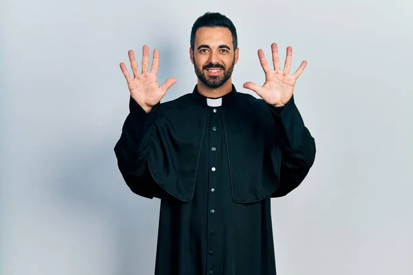 Sakallı Katolik Rahip Cüppeli Yakışıklı Bir Adam Numaralı Parmaklarıyla Kendini — Stok fotoğraf