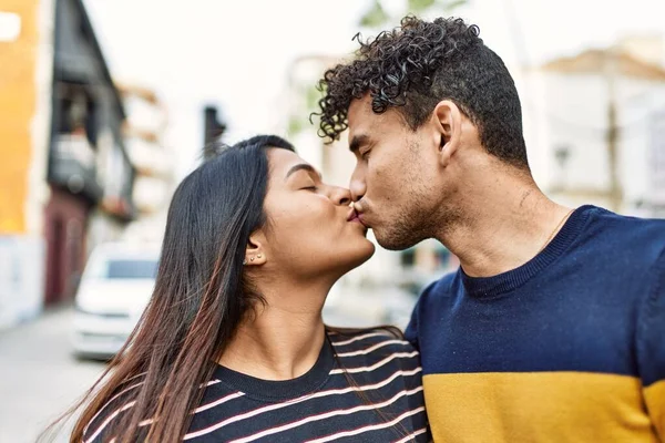 年轻的拉丁夫妇在城市里亲吻和拥抱 — 图库照片
