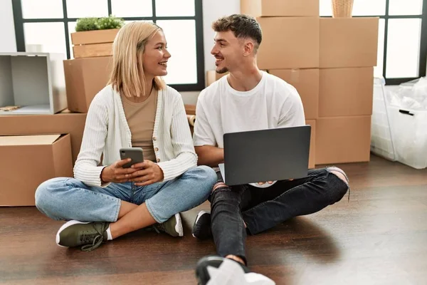 Jong Kaukasisch Paar Glimlachen Gelukkig Met Behulp Van Laptop Smartphone — Stockfoto